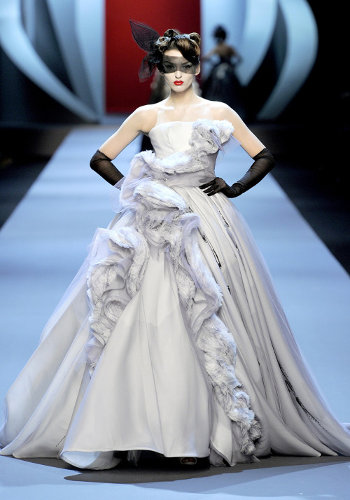 Vogue: Christian Dior Haute Couture, Spring 2011   photographer: Yannis Vlamos Georgina Stojilkovic
(click-through for zoom)