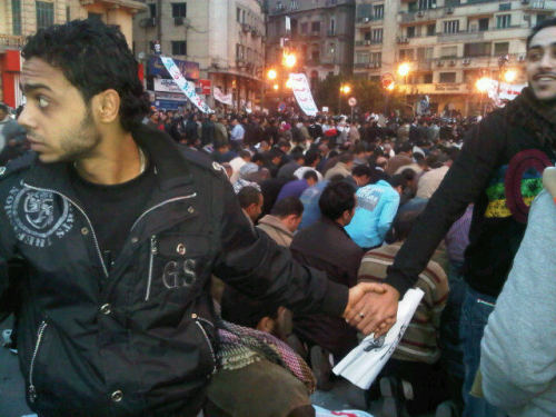 sputniksweetheart:

A pic I took yesterday of Christians protecting Muslims during their prayers #jan25 - by NevineZaki