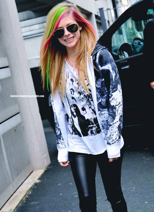 This blog for you guys who loves Avril Lavigne She's The Best Damn Thing