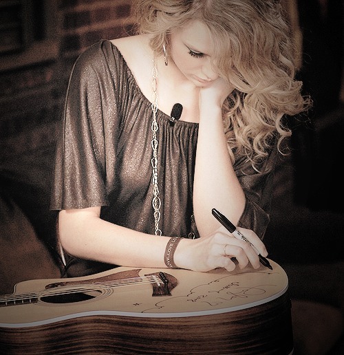 “Ela vai fingir estar ocupada, quando dentro, ela só quer chorar.” - Taylor Swift 