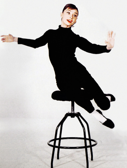 rareaudreyhepburn:

Audrey Hepburn - Funny Face promotional photo, 1957.

