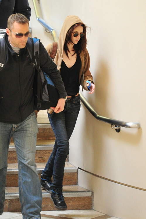 Kristen arriving at LAX - February 18, 2011. Tags: Kristen Stewart candid