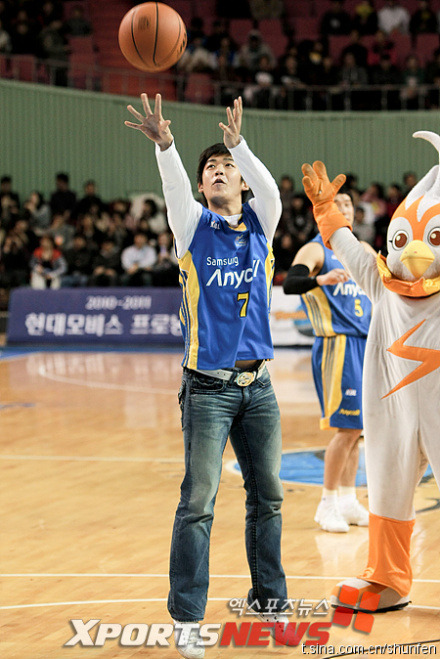 Samsung - 2 // i didn&#8217;t know that Yong Dae is also good in basketball XD