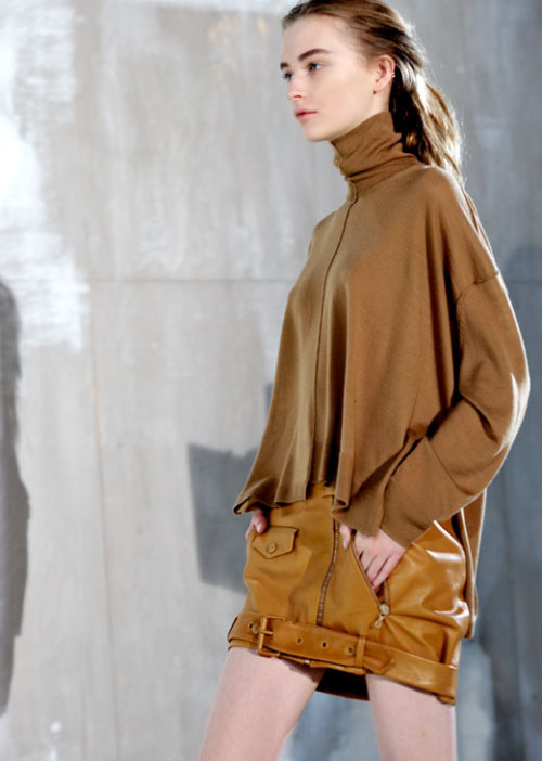 i want this gorgeous leather skirt!
Acne FW 2011 shot by Hanneli Mustaparta