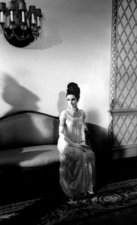 Audrey Hepburn in her ball gown, waiting for filming, 1963Photo by Bob Willoughby
via Ms.Muse