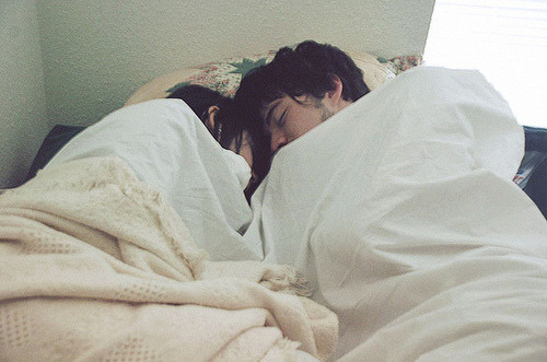 
Um dia eu vou dormir, e acordar com você.
