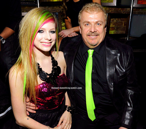 thebest-damnthing:

Avril Lavigne and her father, John Lavigne at the Goodbye Lullaby Album Release Party!

 fascinated by his tie!!