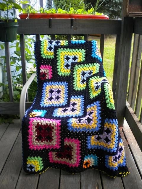 cajunmama: (via Crochet Afghan Granny Quadrado Preto geométrico por pelo Kraftii1 | Craft Juice)
