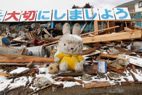 (via Japan: Hopes fade for finding more survivors - The Big Picture - Boston.com)