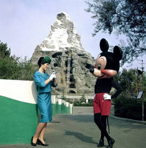 (via Disneyland fashion shoot, 1961 - Boing Boing)