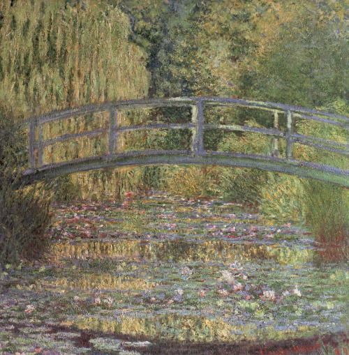 Ressam&#160;: Claude Oscar Monet (1840-1926)
Resmin Adi&#160;: The Water Lily Pond (1889)
Nerede&#160;: Orsay, Paris, Fransa
Boyutu&#160;: 89&#160;cm x  93&#160;cm
Mone, Mone, Mone&#8230; Yaptıklarının hatırına, ismini doğru telafuz ederek başlayayım lafa.  İzlenimcilerin babası Monet, Paris’te doğdu, liman şehri La Havre’de büyüdü. Annesinin şarkıcı olması ona ilham verdi, sanatçı olmak istiyordu, babası gibi bakkal değil. Annesi ölüp de o Paris’e teyzesinin yanına taşınana kadar, sadece karikatür ve çizimlerini satmaktan bir sürü para biriktirmişti. Parisli ressamlar Louvre’da David’in resimlerini kopyalarken, o David’in öğrencisinden dersler almıştı, açıkhavada özgün resim yapmak istiyordu. 1861’de 7 yıllık sözleşme ile askere alındı. 1 yıl geçmeden biraz hastalanmasının etkisi, biraz da teyzesinin yardımıyla terhis oldu. Bir daha da ordu işlerinin, resimle arasına girmesine izin vermeyecekti. (1. Dünya Savaşı sırasında dibinde bomba patlarken bile resim yaptı.) Pissarro, Renoir, Sisley ve Bazille onun kırlarda birlikte resim yaptığı arkadaşlarıydı. 1865’te gelecekteki karısı Camille ile tanıştı. Camille ona modellik yapmıştı ve o resim Salon tarafından beğenilip sergilendi, büyük başarıydı amma velakin resmin Monet’nin bildiğimiz tarzı ile alakası yoktu. Zaten bu Salon’un kabul ettiği ilk ve son resmi oldu. O sırada Camille hamile kaldı, Monet’nin babası bu duruma kızdı ve Monet&#8217;in ona bile zor yeten harçlığı kesti. Salon’dan da red üstüne red geldi ve 1869’da en sonunda Monet ihtihar etti. Allahtan Seine nehrine atlamıştı ve ölmedi. Prusya savaşı sırasında Londra’daydı, Turner’ı inceledi, vizyon edindi. Fransa’ya döner dönmez de yeni resimler yaptı; bunlardan biri de “İzlenim&#160;: Gün Doğumu”ydu. 1973’te, Degas’la birlikte arkadaşlarına önderlik edip, ilk bağımsız serginin açılmasını sağladı. Sergideki resmi “İzlenim&#160;: Gün Doğumu” çok yeni bir yaklaşımdı. Klasik yaklaşım, var olanı her an herkesin gördüğü şekilde çizmeye motive ederken; Monet’nin yaklaşımı, gözün o an gördüğüyle, günün sadece o anının yansıttığı ışıkla resim yapmak üzerineydi. Resmi görenlerin genel kanısı resmin tamalanmamış ve beceriksizlik olduğu yönündeydi. “İzlenim” lafı tam da isabet olmuştu, gerçeği boyayamayanlar izlenimlerini boyardı ancak,  insanlar “izlenimciler” lafını hakaret niteliğinde kullanmaya başladılar. Monet ve arkadaşları başarısız oldu, resim satamadılar ama ne yapmak istediklerini bulmuşlardı. Monet aralıksız resim yapmayı sürdürdü, izlenimci arkadaşları arasında inanılmaz bir saygınlığı vardı. Yakışıklı ve giyimine özen gösteren biriydi. Konuşmasını ve ikna etmesini iyi beceriyordu, izlenimciliği başkalarına en iyi o anlatabildiği, soruları en net o cevaplayabildiği için izlenimciler arasında hep en önde oldu. 1876’da zengin çift Ernest ve Alice’den sipariş gelene kadar işler çok kötüydü. İki aile dost oldu. Ama çok geçmeden Ernest battı ve ailesini terk edip kaçtı. Monet işleri toparlayacağım derken daha da borçlanmıştı. Camille ve Monet, Alice’in evine taşındılar, fakirlikten güçleri birleştirmek zorunda kaldılar. Camille 1879’da vefat edince, Alice evdeki tek kadın oldu,  Monet rahat resim yapabilsin diye eve çeki düzen verdi, çocukları büyüttü. (Alice ve Monet ancak Ernest’in ölümüyle, 1892’de evlendiler. ) 1883’te Giverny’deki meşhur eve taşıdılar. Monet önce 25 kadar ot yığını resmi yaptı, her biri günün ayrı saatlerinde&#8230; Bu Montmartre’ın aynı açıdan 15 resmini yapan Pissarro için bile fazlaydı, kendini tekrar ediyorsun diye kızdı Monet’ye. Pissarro ölmeseydi ve Monet’nin nilüferlerin 250 kadar resmini yaptığını görse, muhtemelen Monet’nin delirdiğini düşünürdü.  Monet, savaş sonrasında hayatın düzelmesi ile birlikte ilişkilerini kullanarak bazı girişimlerde bulundu. Nülüferlerini 4-5 metrelik dev tablolara boyadı ve müzelerde bunlar için oval odalar yaptırmayı başardı, fakat geç kalmıştı. Fransızlar izlenimciliğe hazır mı diye düşünürken, modern sanat kavramı çoktan gelişmişti ve izlenimcilik demode bile kalmıştı. 1926’da Monet 86 yaşındayken vefat etti.  Yaşamı boyunca, izlenimci arkadaşları dışında, sanatının takdir edildiğine malesef şahit olamadı. Neyseki bugün “İzlenimcilik” akımı ve onun nilüferleri yeterince takdir topluyor. Benim Monet’ye olan hayranlığımın ispatı ise (umarım kendisi de böyle algılamıştır), Da Vinci’nin bebek İsa’sı üzerindeki hareye ve Michelangelo’nun Adem’inin eline ne kadar dokunmak istediysem, bu resimdeki nifülerlere de aynı kendini bilmez heyecanla dokunmak istemiş olmam. Nitekim biri Şiştina Şapeli’nin tavanında olduğundan, diğerinde ise Kraliçe’nin katı güvenliğine yakalandığımdan hayalim gerçek olamadı. Ama Orsay’daki güvenlik boşluğundan arsızca faydalanıp, nazikçe ama çok nazikçe bu resimde sağ altta görünen nilüfere dokundum, Monet’nin fırçalarını hayatım boyunca hatırlamak üzere hissettim. Bunu hakettiğime inandım, zarar da vermedim, yemin ederim.