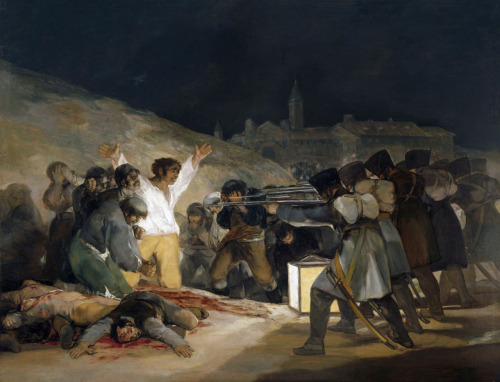Ressam&#160;: Francisco Goya (1746-1828)
Resmin Adi&#160;: The Third of May 1808 (1814)
Nerede&#160;: Prado Museum, Madrid, İspanya
Boyutu&#160;: 2,66&#160;m x 3,45&#160;m
İspanyol romatizm akımı ustası Goya, resim yapmaya 14 yaşındayken çıraklıkla başladı. Madrid’e taşınıp kraliyet ailesi tarafından tutulan bir ressamın yayında eğitim aldı. 17 ve 20 yaşındayken 2 kere Kraliyet Güzel Sanatlar Akademisi’ne başvurdu ama ikisinde de kabul edilmedi. Pes etmedi, resim yapmaya devam etti, 25 yaşına geldiğinde İtalya’da resim yarışmasında ödül kazandı. Madrid’e geri dönüdüğünde akademi üyesi ressam Francisco Bayeu ile çalışmaya başladı. Bayeu’nun yönlendirmesi ile 42 desen yaptı ve bu desenler saraylarda dekorasyon amaçlı kullanıldı.1773’te Bayeu’nun kızıyla evlendi. Kilise için yaptığı bir resim ona akademi üyeliği yolunu açtı. 1783’ten itibaren de kraliyet ailesinin ve saray eşrafının portrelerini yapmaya başladı. 1792’de sağır oldu, bu onu doğal olarak içine kapanık yaptı ve daha karanlık çizimlere yöneldi. Goya 93-94 yıllarında “Darker Realms” serisi olan teneke üzerine 11 adet resim boyaması yaptı. Sonrasında daha da ağır vertigo hastalığına yakalandı ve sağırlığına bayılma nöbetleri ve yarı körlük de eklendi. 1799’da 80 adetlik Caprichos serisini tamamladı, bunlar bakır levhaya kezzap işleyerek yarattığı çizimlerdi. Ünlü “Aklın uyuması canavarlar yaratır” sözünü bu seride kullanmıştır. Hemen akabinde tartışmalı Çıplak Maya ve Giyinik Maya gibi şahaserlerini tamamlamıştı. Yani karanlık resimleri adeta bir proje gibi görüyor, bitirince o ruh halinden çıkıp, romantizm akımına ait resimlerine de devam edebiliyordu. Fransız istilası başladığında Goya savaşın tam da göbeği Madrid’teydi, yani diğer ressamlar gibi uzaktan savaşı duyup onu anlı şanlı tasvir etmek yerine, güzünün gördüğünü, yani savaşın acılarını resmetti. 1814’te yaptığı “Madrid’te 3 Mayıs 1808”  resmi, ayaklanan İspanyol halkın Fransız askerler tarafından yüzlerine silah doğrultulmuş korku dolu hallerini ve aralarından birinin çaresizce kollarını açmış bakışını anlatır. Bu o döneme kadar yapılmış en gerçekçi ve en çarpıcı savaş komposizyonudur. 1819- 1823 döneminde de 14 resimden oluşan “Black paintings” serisini yaptı. Goya saray ressamlığı yaptığı halde, inancı doğrultusunda saraya karşı duran resimler de yapabilmiş ve ilginç bir şekilde saray tarafından hiç dışlanmamıştır. 1824’te sağlığını bahane edere kraldan Fransa için vize alıp Bordeaux’a yerleşti. Hiç Fransızca bilmiyordu ama ne de olsa sağırdı, huzuru başka topraklarda bulamaması için bir engel yoktu. 1828’de 82 yaşındayken vefat etti. 