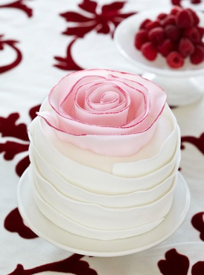 vintagerosegarden:

Vanilla Cake with Strawberries
one-point6180:

