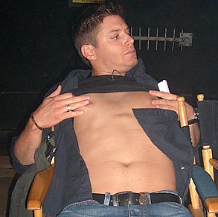 HE IS TOUCHING HIS NIPPLES angelslovejerks