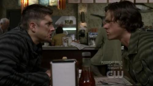 
Sam: O que o papai quer não importa!
Dean:Você esta vendo? Essa atitude? É por isso que eu sempre ganhava um biscoito a mais. 
