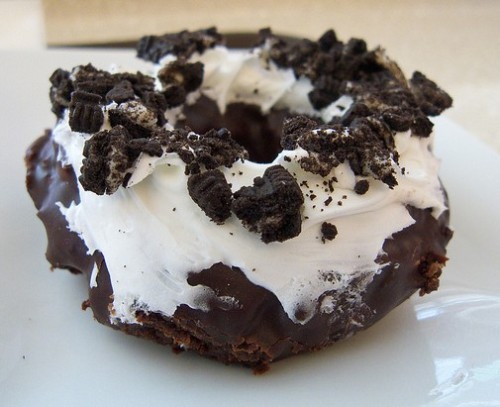 Oreo Vanilla Kreme Cake Donut (via Cons)