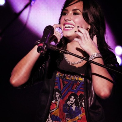 Ninguém presta atenção na sua camiseta, se você estiver com um sorriso no rosto. Demi Lovato.   