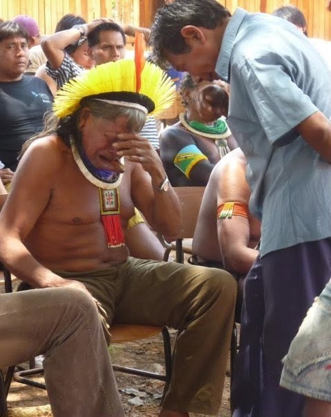 ver2go:  The  chief Raoni cries when he learns that brazilian president Dilma  released the beginning of construction of the hydroelectric plant of  Belo Monte, even after tens of thousands of letters and emails addressed  to her and which were ignored as the more than 600,000 signatures. That  is, the death sentence of the peoples of Great Bend of the Xingu river  is enacted. Belo Monte will inundate at least 400,000 hectares of  forest, an area bigger than the Panama Canal, thus expelling 40,000  indigenous and local populations and destroying habitat valuable for  many species - all to produce electricity at a high social, economic and  environmental cost, which could easily be generated with greater  investments in energy efficiency. It was brought to my attention that there is a petition we all can sign to help support these indigenous people and the Amazon. Please take a second to check it out below or comparable petitions that are available. Thank you. http://amazonwatch.org/take-action/stop-the-belo-monte-monster-dam   