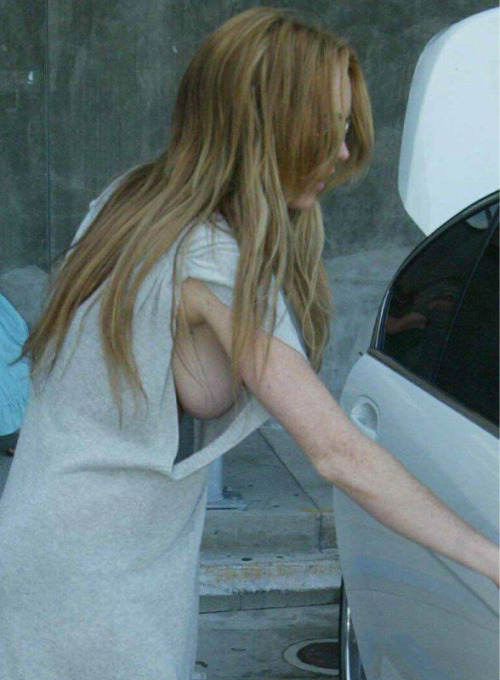 Oh come on Lindsay how you gonna have on a damn near sleeve-less shirt and not wear a bra&#8230;some celebs just asks for it