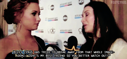 Repórter: Miley Cyrus vem tentando se livrar daquela imagem…Demi: Ela é minha melhor amiga, então cuidado com o que fala!