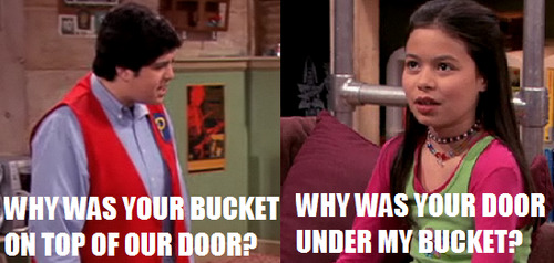 myfellings4you:  Josh: Porque o seu balde estava em cima da nossa porta? Megan: Porque a sua porta estava embaixo do meu balde? 