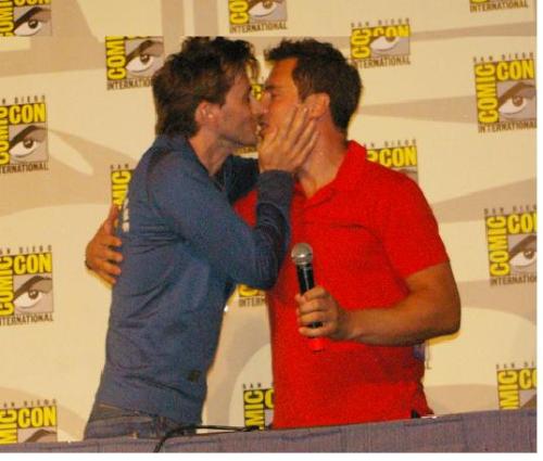 David+tennant+and+john+barrowman+kissing
