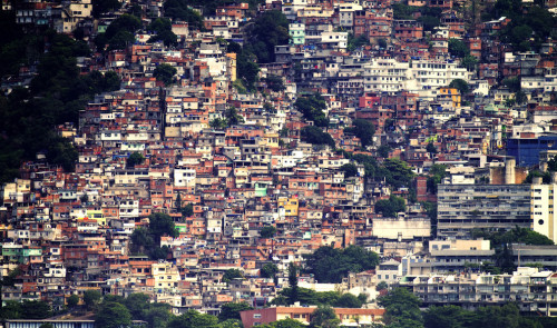 falammasnaotemnadaadizer:


Na favela não existem árvores que dão fuzil, nem plantação de coca. A força do tráfico está fora dos morros.

MV.Bill
