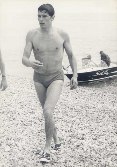 a luscious young Alain Delon sur le plage