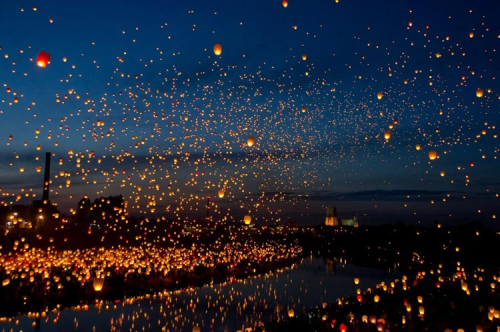 8,000 paper lanterns are released into the sky above Poznan in cental Poland on the night of June 21st in celebrations of Noc Świętojańska, the shortest night of the year, otherwise known as Midsummer night or St. John’s Night.
Photographer unknown
[via Design You Trust]