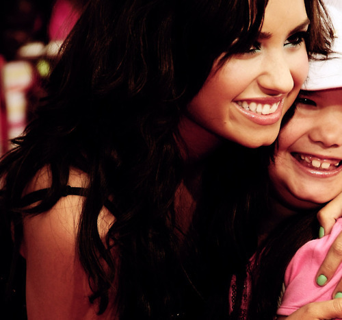 

As garotas com os mais belos sorrisos parecem ter as histórias mais tristes para contar.
Demi Lovato

