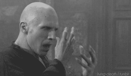  O que eu vejo: ( ) O Voldemort ressuscitando no Cálice de Fogo  (x) OMG!! O Voldemort tá com nariz!!!      