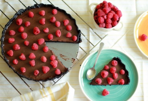 boyfriendreplacement:

Chocolate raspberry tart with a crunchy Oreo crust (in Romanian)
Recipe
