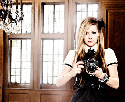 
Não diga, não fale, não demonstre o que não é.      
Avril Lavigne
