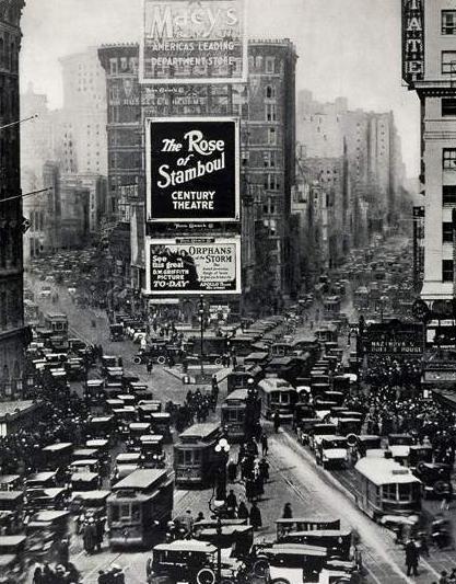 fuckyeahvintage-retro:

Times Square from NY Times Building (1922)