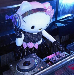 It&#8217;s DJ Hello Kitty!! ♥♥♥
Fill yourself with more kawaii images only here at Kawaii Blast, where kawaiiness keeps on blasting! 