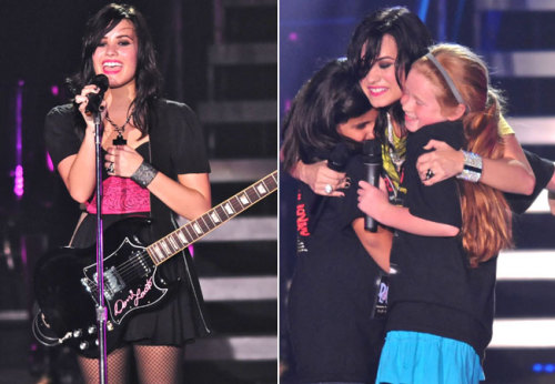 
”Eu aposto que meus fãs vivem sem mim, mas eu não consigo nem respirar sem eles” - Demi Lovato

#aaaaaaaaaain que linda *-* miiinha s2&#160;ídola&#160;!