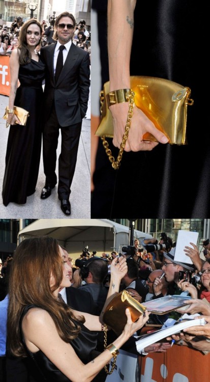 A atriz Angelina Jolie acompanhou o maridão, Brad Pitt, na première  de &#8220;moneyball&#8221; algemada! Calma pessoal, a bela estava algemada ao hit da  estação: a bolsa carteira.
Muitas meninas reclamam do desconforto da peça justamente por ter que  levá-la na mão e por algum descuido esquece-la em algum lugar. Pois  bem, Angelina encontrou a solução e apareceu no Festival de Cinema de  Toronto com um longo preto, dando destaque ao  acessório: uma carteira  algemada da Louis Vuitton.
Poderosa!
