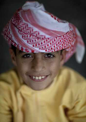 souls-of-my-shoes:

Omani boy with turban, Oman— by the incredible Eric Lafforgue

