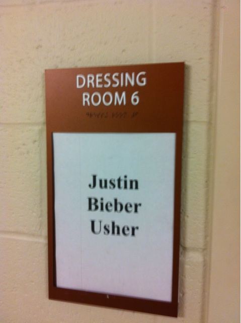 purplebieberstunna:  jbnewss:  Justin &amp; Usher’s dressing room at the Music Hall of Fame Awards  I was gonna go to this aahkjfhsadkjf. fml.