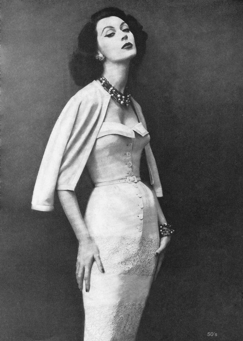 modelhaus:

Dovima modeling a Frederic Harvey dress, 1957.
(50’sfan)

