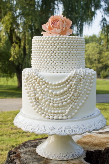 how fabulous is this pearl wedding cake