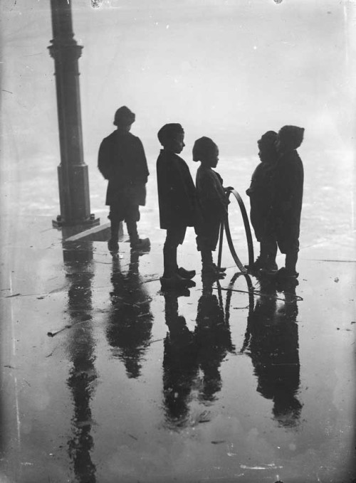 Henri Berssenbrugge
Children playing with a hoop, Fish Market, Rotterdam, 1910