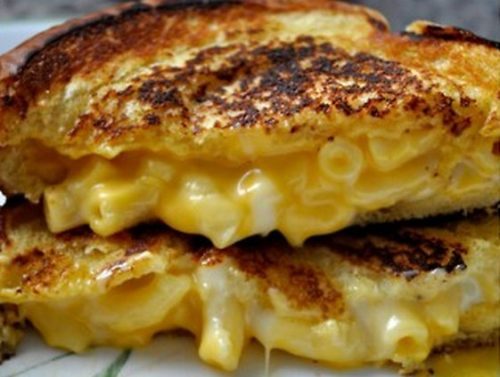 ticklememelly:

That’s right, a grilled mac &amp; cheese sandwich. YUM! 
