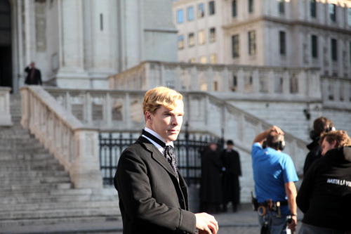 Benedict Cumberbatch filming Parade&#8217;s End.
Photos here.
Thanks to Charles for sending me the link to his photos.
