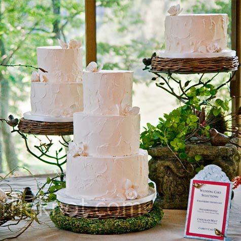 Rustic buttercream look on wedding cakes Gorg Source weddingstheknotcom