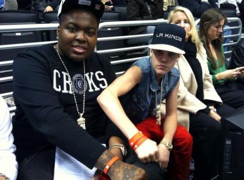 comeonbieber:

Justin Bieber and Sean Kingston attend the LA Kings vs NJ Devils 10/25/11
