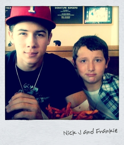 Nick Jonas with his brother Frankie via frankiejonas 