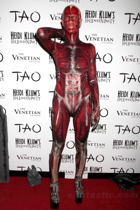 Heidi Klum went straight ham with this costume&#8230;.whoever designed this is a freakin weird freak or something&#8230;