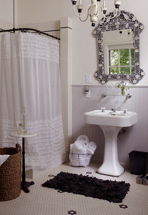 This sweet, vintage-style black and white bathroom...