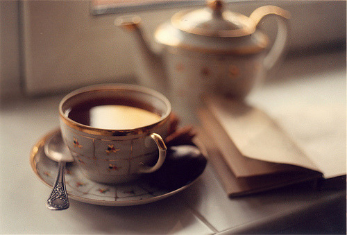 books-and-coffee-lover:


Tea morning | by © tarandro | via atomos

♡
